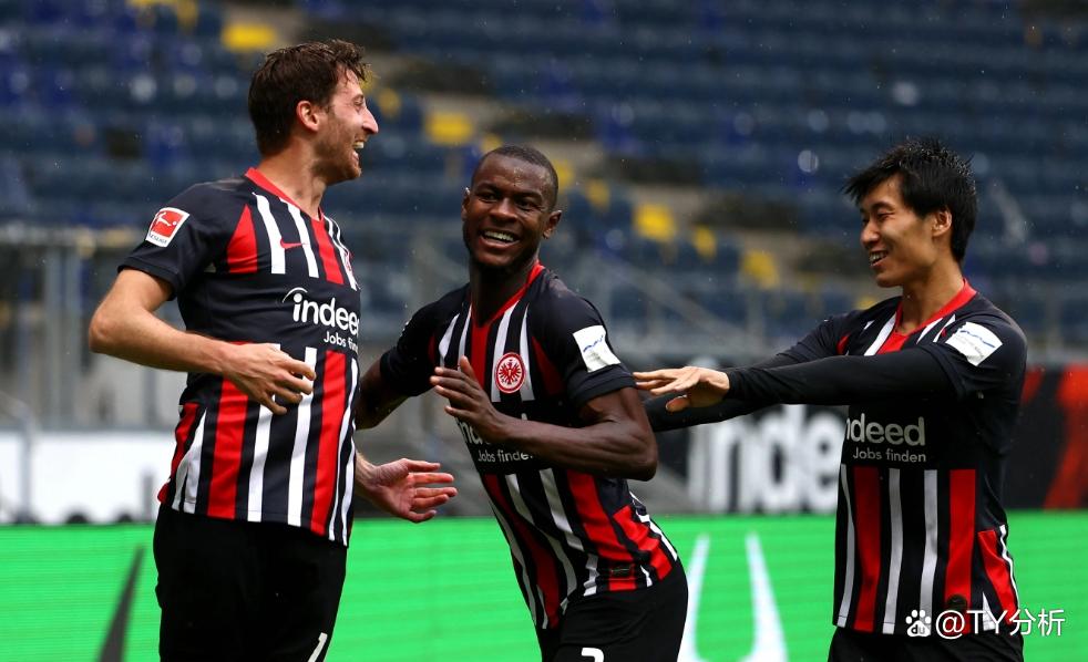 阿贾克斯在客场大胜，保持领先优势