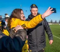 关于哈兰德梅开二度，多特蒙德主场大捷领跑德甲的信息