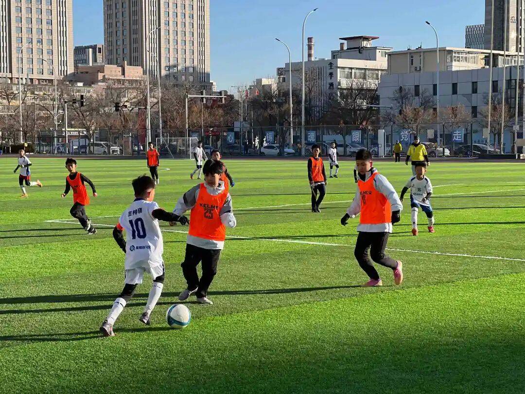 激烈的足球比赛中选手们展现出实力实力