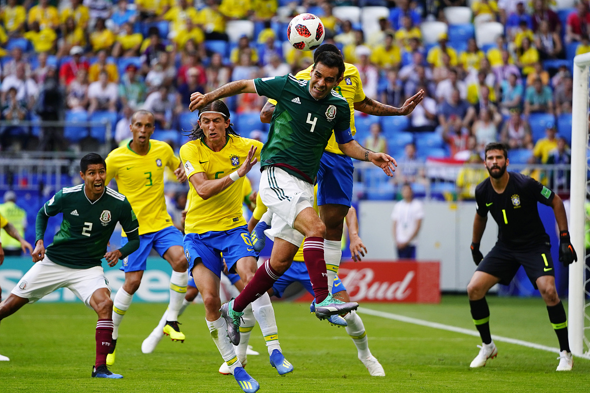 激烈的足球比赛中选手们展现出实力实力