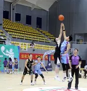 台湾篮球联赛半决赛激烈对抗，球员秀出绝技